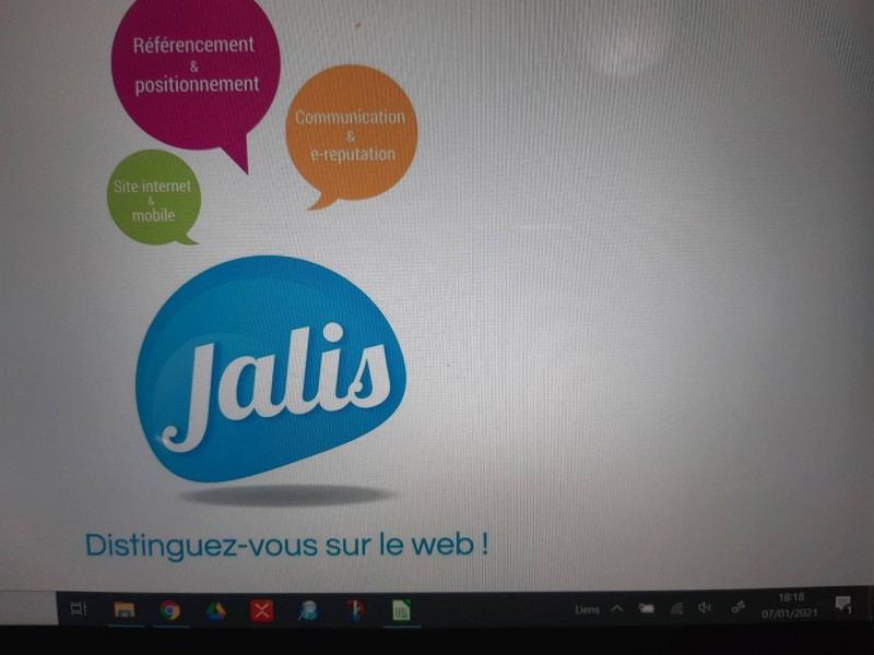Où trouver une entreprise pour construire une villa contemporaine avec une piscine dans la région de Saint-Maximin